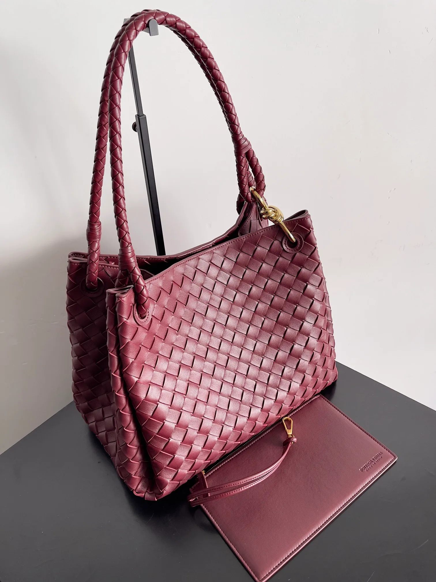 Batch 2660 24 early autumn new model Andiamo Parachute is made of a whole piece of woven leather. It is processed by folding stitching at the four corners. # Craftsmanship and creativity. The large size is atmospheric and practical. One of the must-selects for BV. It has a large space, can hold a computer, the shoulder strap is thick, and the upper shoulder is very comfortable. The large parachute can be carried on the body and can be carried on the body. The upper body is versatile and cute☺️ Style number: 796571 Size: 30*26*20cm